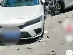 电动车骑手被困车下 众人抬车救人 女子不幸身亡[推荐]