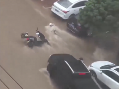 辽宁朝阳暴雨一女外卖员被激流冲走 众人合力救援[推荐]