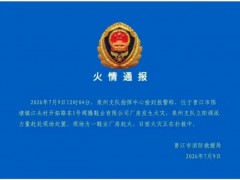 有人用高压水枪为鞋厂被困人员降温 火场救援紧急进行[推荐]