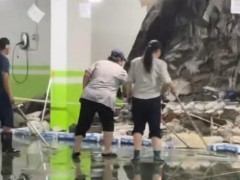 小区地库墙体坍塌露出大量生活垃圾 工程质量引质疑[推荐]