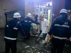 哈尔滨街路积水他们当起“水中扶手” 暴雨中的温暖守护[推荐]