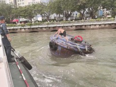 男子海边落水漂到航道上 海警救援 3分钟紧急施救[推荐]