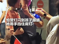 15万人广场上她把孩子交给女警 国庆之夜的温暖一幕[推荐]